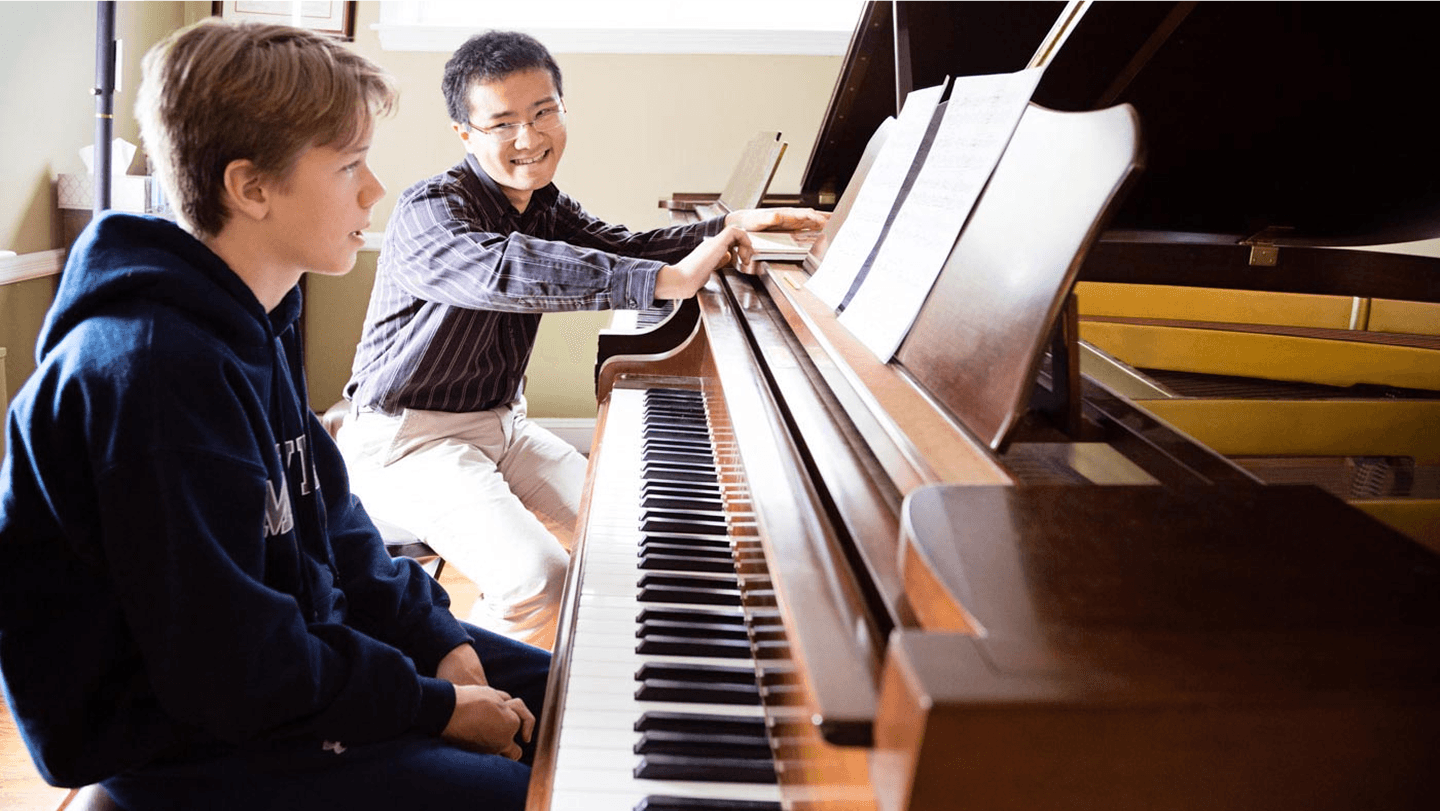 A student taking a lesson with Akira