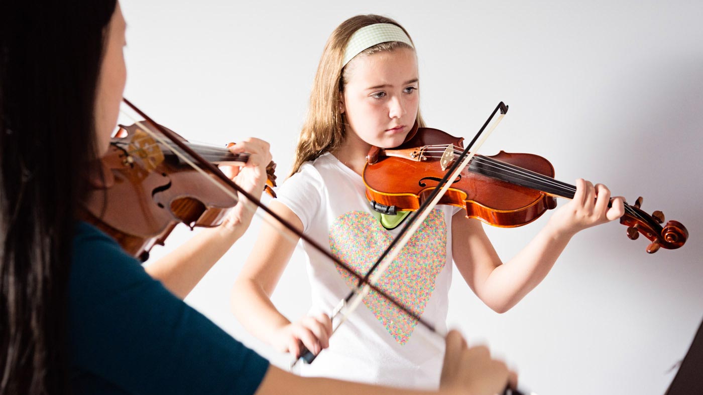 Игры скрипка основа. Игра на скрипке дети. Фотосессия со скрипкой. Скрипка для детей. Маленький скрипач.